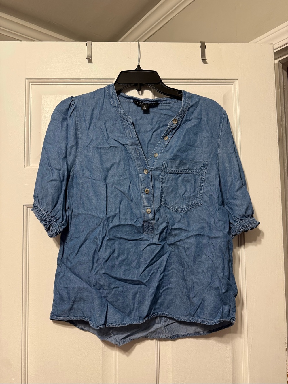 Zac & Rachel Medium Blue Chambray Pullover Henley Blouse. Size small